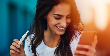 girl holding iqos